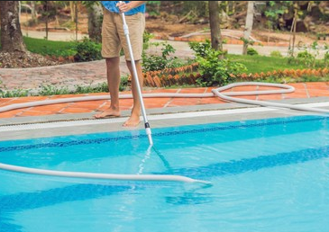 Jasa pembersihan kolam renang dengan vacuum di Tangerang